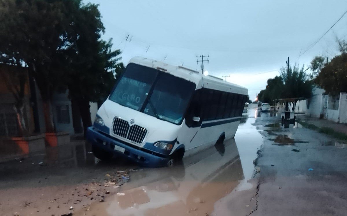 Autobus Se Hunde En Pavimento Por Causa De Lluvias Enfasis