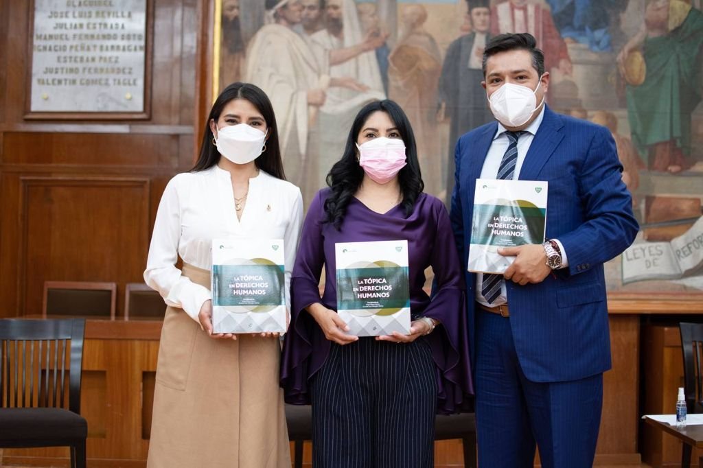 PARTICIPACIÓN DE KARLA FIESCO EN LA CREACIÓN DEL LIBRO LA TÓPICA EN