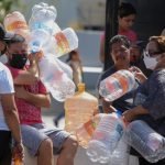 vecinos-en-busca-de-agua-en-monterrey