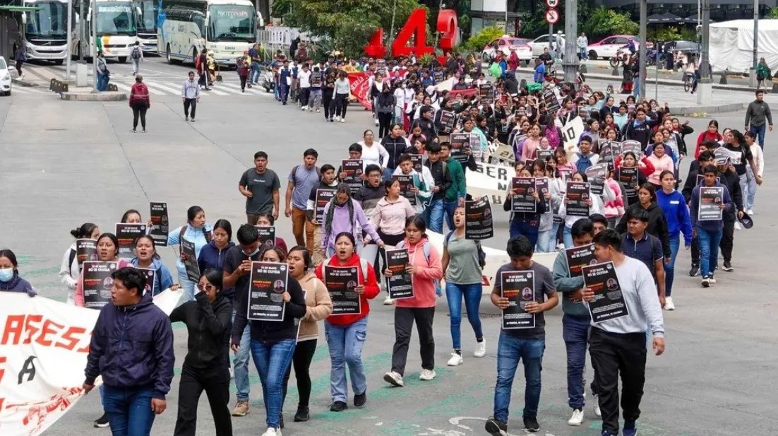 MARCHA POR AYOTZINAPA: PADRES DE LOS 43 NORMALISTAS SE MOVILIZAN HOY EN ...