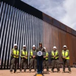 kristi-noem-firma-exencion-para-construccion-del-muro-fronterizo-en-texas-1024x683