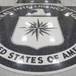 Logotipo-de-la-CIA-en-la-entrada-de-su-sede