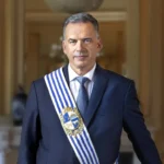 1743539509191-foto-oficial-del-presidente-la-republica-yamandu-orsijpg