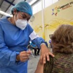 Una adulta mayor fue vacunada de su segunda dosis contra el Covid-19 en la cancha municipal de Eduardo Neri