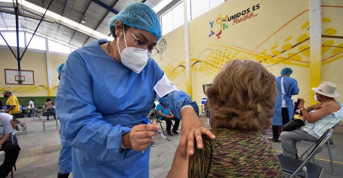 Una adulta mayor fue vacunada de su segunda dosis contra el Covid-19 en la cancha municipal de Eduardo Neri